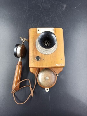 17e50e69-e233-4791-9616-8448fbff1436.jpg; 0000-0012-MHO; Vroeg 20ste-eeuwse telefoon; telefoon