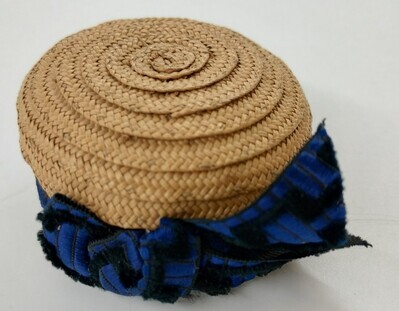 186b2205-9326-4789-96cc-aeac31314831.jpg; 1960-0112-KPO; Gevlochten, strooien dophoed met blauw/zwarte strik.; poppenkleding