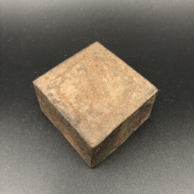 18dd8bd2-fe26-4cd1-b9d9-61630372f9ff.jpg; 0000-0218-OMO; Matrijs met stempelvorm Haagse ooievaar; matrijzen (druktechniek)