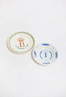 18fb6ba7-1aa8-48b2-a2f2-577ac8d6c908.jpg; V-HHM-1649; Het topstuk (koninklijke borden) van Susanne Illés; MijnDenHaag*