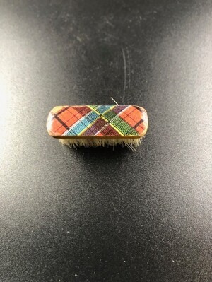 18fbc4c5-cb46-4765-b488-b7e66e0ea9f6.jpg; 1960-0000-KPO/178/b; Rechthoekige haarborstel met op de boven kant Schotse ruit; borstel