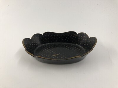 1913a1d9-c0ab-4531-8f61-c955d459b009.jpg; 1960-0000-KPO/292; Schaal, zwart met gouden sterretjes ; schalen