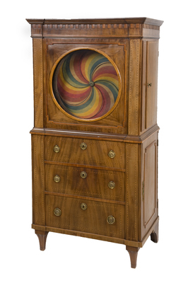 1915-0001-OHO.jpg; 1915-0001-OHO; Sciopticon, met mahonie gefineerd, verguld bronzen beslag van rozetten met ringen.; sciopticon