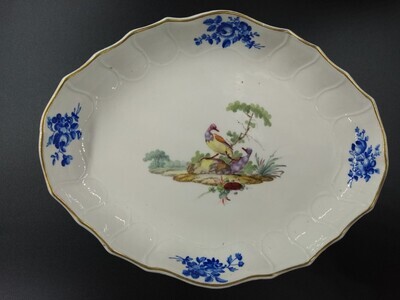 193bc173-cbba-4b1f-a045-80537ebd2273.jpg; 1940-0285-OCE; Ruitvormige schaal met vogeldecoratie; keramiek (objectgenre)