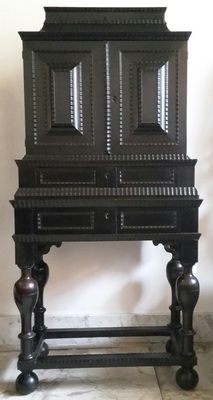 1940-0001-OHO.jpg; 1940-0001-OHO; Ebbenhouten kunstkastje.; kabinetten (kastmeubilair)