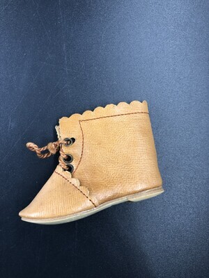 1960-0075-KPO-a.jpg; 1960-0075-KPO/a; beige poppenschoentje; poppenkleding