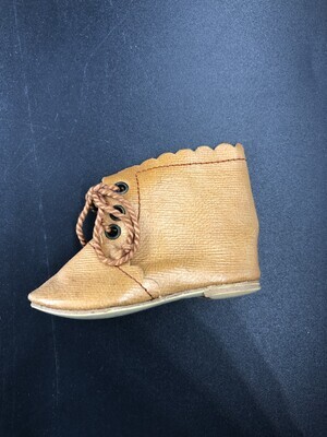 1960-0075-KPO-b.jpg; 1960-0075-KPO/b; beige poppenschoentje; poppenkleding