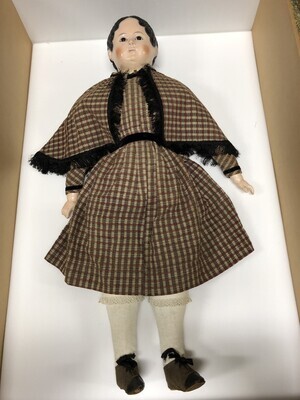 1960-0144-KPO.jpg; 1960-0144-KPO; Pop met geruite jurk en cape; poppen