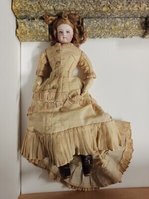 1960-0150-KPO.jpg; 1960-0150-KPO; Blonde pop met crème jurk en blauwe strik om haar hoofd; poppen