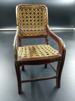 1960-0277-KPO-010.jpg; 1960-0277-KPO/010; Houten stoel met opengevlochten rieten zitting en rug.; miniaturen