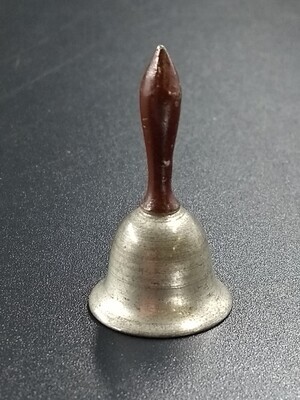 1960-0277-KPO-015.jpg; 1960-0277-KPO/015; Metalen tafelbel met houten handvat.; miniaturen