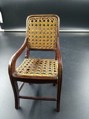 1960-0277-KPO-027.jpg; 1960-0277-KPO/027; Houten stoel met opengevlochten rieten zitting en rug.; miniaturen