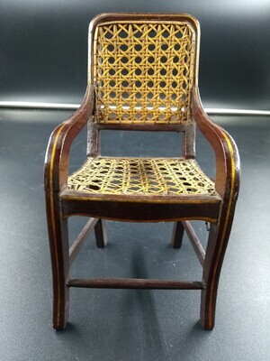 1960-0277-KPO-029.jpg; 1960-0277-KPO/029; Houten stoel met opengevlochten rieten zitting en rug.; miniaturen