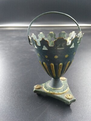 1960-0277-KPO-039.jpg; 1960-0277-KPO/039; Theestoof in de vorm van een klassieke vaas.; miniaturen