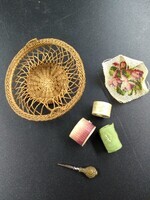 1960-0277-KPO-066b.jpg; 1960-0277-KPO/066; Ronde, opengevlochten mand met priem, borduurwerk en rolletjes zijde.; miniaturen