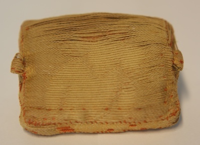 1960-0282-KPO-16-11.jpg; 1960-0282-KPO/16-11; Stoelkussentje uit de salon van het grote poppenhuis.; kussens