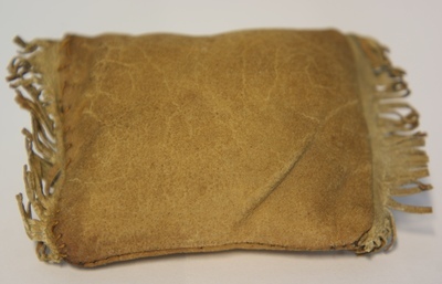 1960-0282-KPO-16-14.jpg; 1960-0282-KPO/16-14; Zeemleren kussentje uit de salon van het grote poppenhuis.; kussens