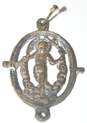 1960-0282-KPO-16-17.jpg; 1960-0282-KPO/16-17; Bronzen ornament uit de salon van het grote poppenhuis.; beeldjes