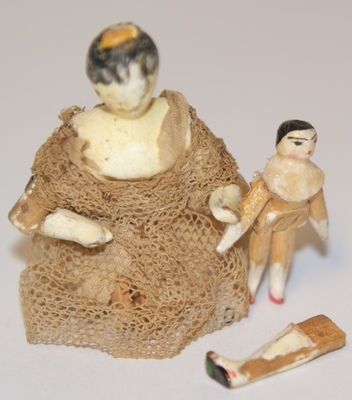 1960-0282-KPO-16-18.jpg; 1960-0282-KPO/16-18; Meisjespop met klein popje uit de salon van het grote poppenhuis.; poppen