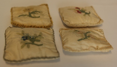 1960-0282-KPO-16-27.jpg; 1960-0282-KPO/16-27; Vier kussens uit de salon van het grote poppenhuis.; voetkussens