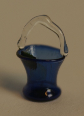 1960-0282-KPO-16-36.jpg; 1960-0282-KPO/16-36; Blauw vaasje met hengseltje uit de salon van het grote poppenhuis.; vazen