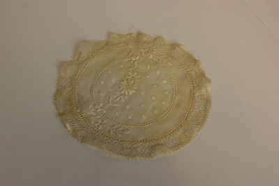 1960-0282-KPO-16-44.jpg; 1960-0282-KPO/16-44; Kleedje behorend bij het Japans tafeltje uit de salon van het grote poppenhuis.; kleedjes