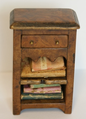 1960-0282-KPO-16-46.jpg; 1960-0282-KPO/16-46/a; Boekenkastje uit de salon van het grote poppenhuis.; boekenkasten