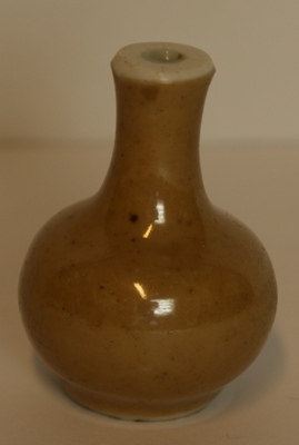 1960-0282-KPO-16-47.jpg; 1960-0282-KPO/16-47; Lichtbruin vaasje uit de salon van het grote poppenhuis.; vazen