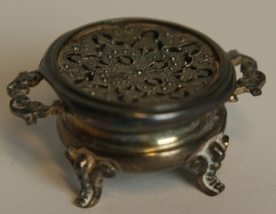 1960-0282-KPO-16-48.jpg; 1960-0282-KPO/16-48; Zilveren komfoor uit de salon van het grote poppenhuis.; comfoor