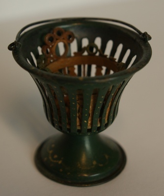 1960-0282-KPO-16-54.jpg; 1960-0282-KPO/16-54; Theestoofje uit de salon van het grote poppenhuis.; theestoof