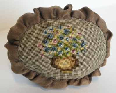 1960-0282-KPO-16-59.jpg; 1960-0282-KPO/16-59; Kleine poef uit de salon van het grote poppenhuis.; voetkussen