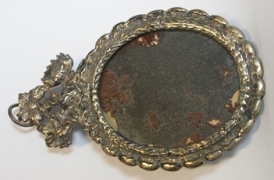 1960-0282-KPO-16-65.jpg; 1960-0282-KPO/16-65; Spiegel uit de salon van het grote poppenhuis.; spiegels