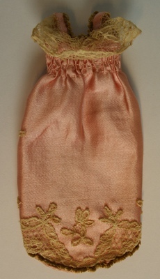 1960-0282-KPO-17-09.jpg; 1960-0282-KPO/17-09; Negligé uit de badkamer van het grote poppenhuis.; negligé's