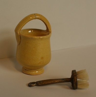 1960-0282-KPO-17-18.jpg; 1960-0282-KPO/17-18/a-b; Pot met toiletborstel uit de badkamer van het grote poppenhuis; potten