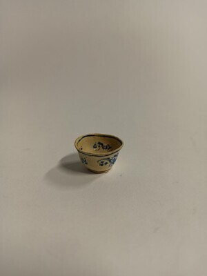 1960-0286-KPO-073.jpg; 1960-0286-KPO/073; Kommetje met blauwe decoratie; miniaturen