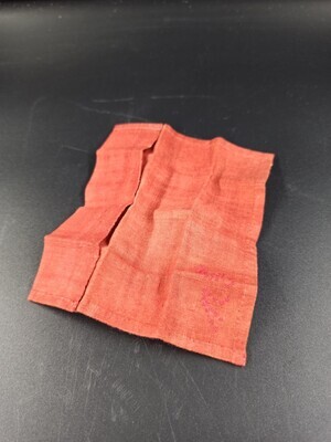 1960-0286-KPO-122.jpg; 1960-0286-KPO/122; Rood opgevouwen dekentje; miniaturen