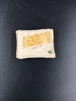 1960-0286-KPO-123.jpg; 1960-0286-KPO/123; Wit kussentje; miniaturen