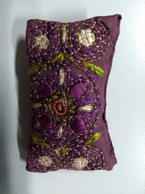 1960-0303-KPO-001.jpg; 1960-0303-KPO/001; Geborduurd kussentje uit poppenhuis Schildersatelier Tholen.; miniaturen