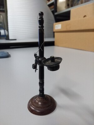 1960-0303-KPO-002a.jpg; 1960-0303-KPO/002; Kaarsenstandaard met snuiter.; miniaturen