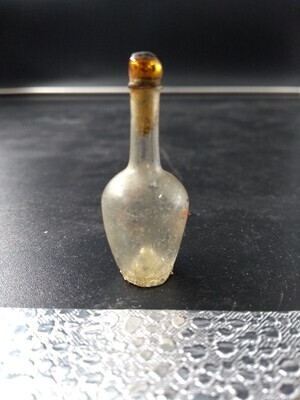 1960-0303-KPO-003.jpg; 1960-0303-KPO/003; Glazen fles met goudkleurige stop.; miniaturen