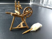 1960-0303-KPO-007b.jpg; 1960-0303-KPO/007; Houten spinnewiel.; miniaturen