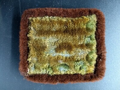 1960-0303-KPO-012.jpg; 1960-0303-KPO/012; Bronskleurig pluchen kussen.; miniaturen