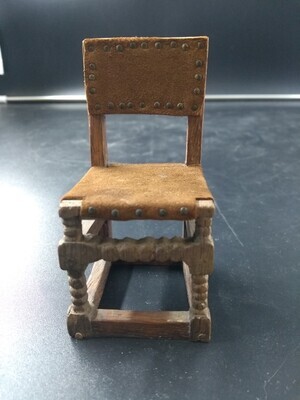 1960-0303-KPO-022.jpg; 1960-0303-KPO/022; Eikenhouten stoel met lederen bekleding.; miniaturen