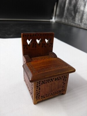 1960-0303-KPO-025a.jpg; 1960-0303-KPO/025; Houtkist met deksel in de vorm van een stoel.; miniaturen