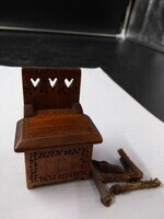 1960-0303-KPO-025b.jpg; 1960-0303-KPO/025; Houtkist met deksel in de vorm van een stoel.; miniaturen