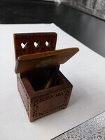 1960-0303-KPO-025c.jpg; 1960-0303-KPO/025; Houtkist met deksel in de vorm van een stoel.; miniaturen