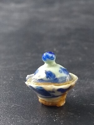 1960-0303-KPO-026.jpg; 1960-0303-KPO/026; Blauw/witte porseleinen kom met deksel.; miniaturen