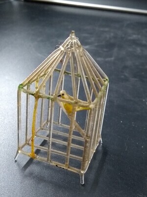 1960-0303-KPO-031.jpg; 1960-0303-KPO/031; Glazen vogelkooi met gele vogel.; miniaturen