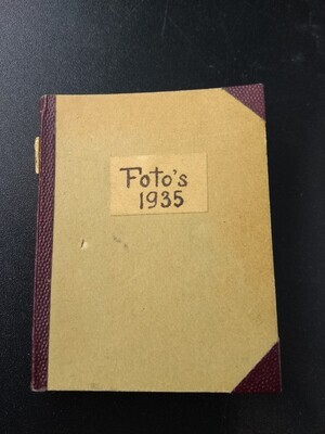 1960-0303-KPO-049a.jpg; 1960-0303-KPO/049; Fotomap met 2 zwart/wit foto's.; miniaturen