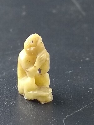 1960-0303-KPO-052.jpg; 1960-0303-KPO/052; Zittend aapje.; miniaturen